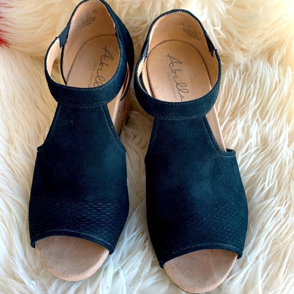 ABELLA BLACK OPEN TOE SUEDE WEDGE SIZE 8.5